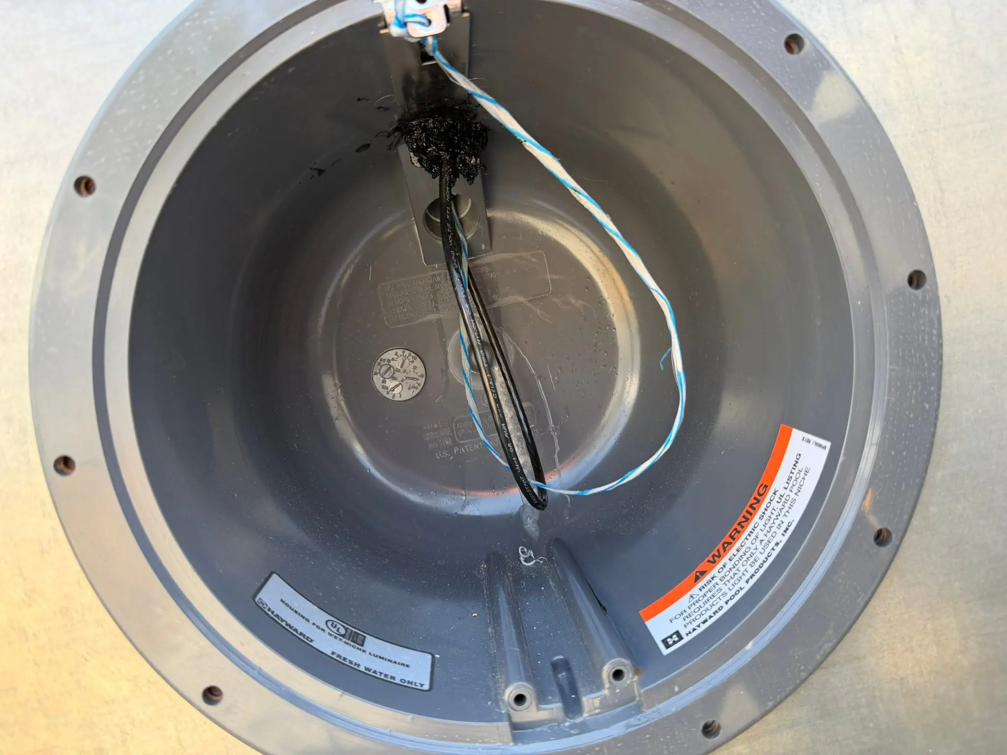 Wiring inside an underwater pool light niche