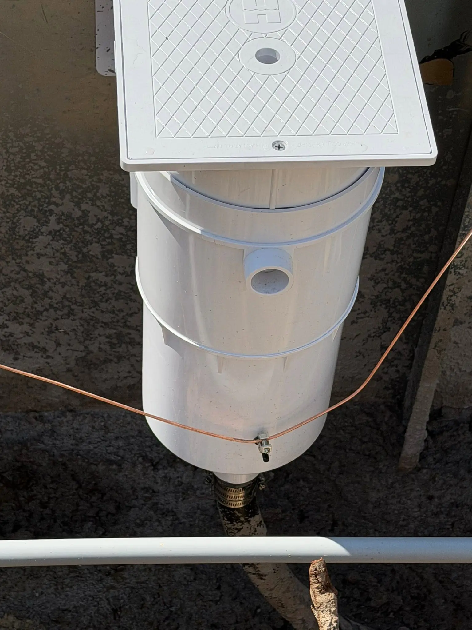 Copper bonding wire connected to pool equipment